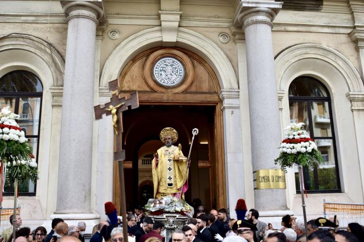Statua di San Nicola alla Camera di Commercio di Bari